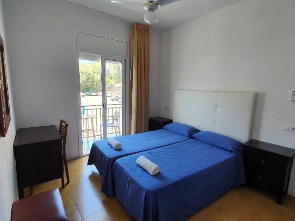 Hostal Cruz : photo 3 de la chambre chambre lits jumeaux supérieure avec balcon