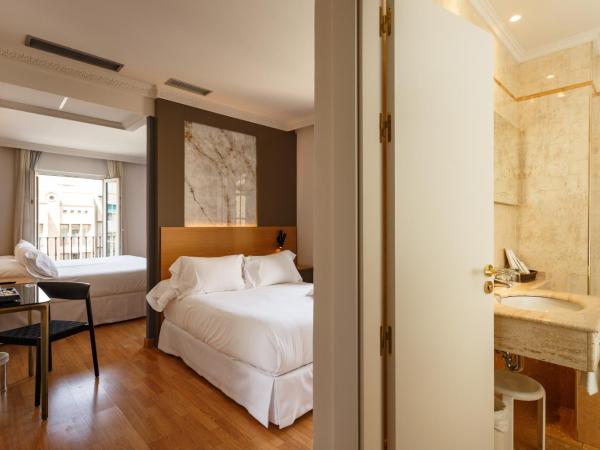 Hotel Dauro Premier : photo 3 de la chambre chambre familiale avec salle de bains privative