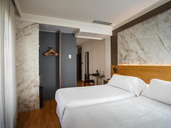 Hotel Dauro Premier : photo 2 de la chambre chambre familiale avec salle de bains privative