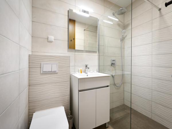 Ville Imperial Vodice : photo 4 de la chambre chambre double ou lits jumeaux standard avec balcon - vue sur jardin