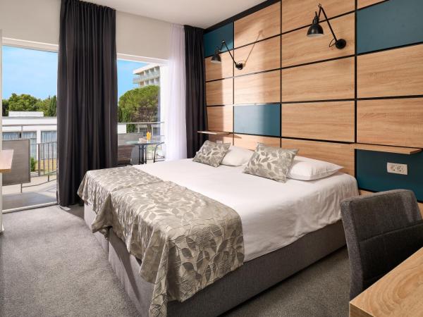 Ville Imperial Vodice : photo 2 de la chambre chambre double ou lits jumeaux standard avec balcon - vue sur jardin