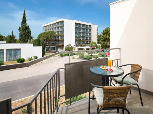 Ville Imperial Vodice : photo 5 de la chambre chambre double ou lits jumeaux standard avec balcon - vue sur jardin