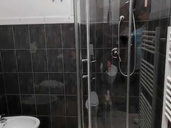 La Petite Maison : photo 8 de la chambre chambre simple avec salle de bains privative