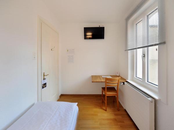 Hotel National Bern : photo 6 de la chambre chambre simple avec salle de bains extérieure privative