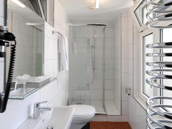 Hotel National Bern : photo 4 de la chambre chambre simple avec salle de bains extérieure privative