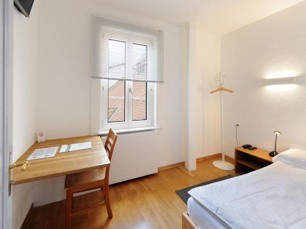 Hotel National Bern : photo 3 de la chambre chambre simple avec salle de bains extérieure privative