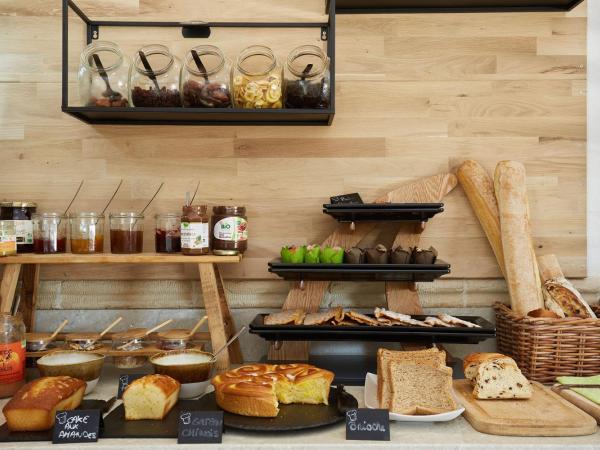 Logis Hôtel Le Rodin : photo 1 de la chambre chambre quadruple - vue sur jardin