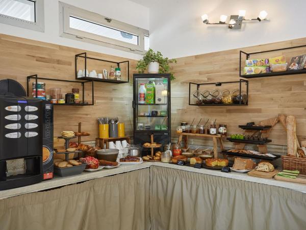 Logis Hôtel Le Rodin : photo 2 de la chambre chambre quadruple - vue sur jardin