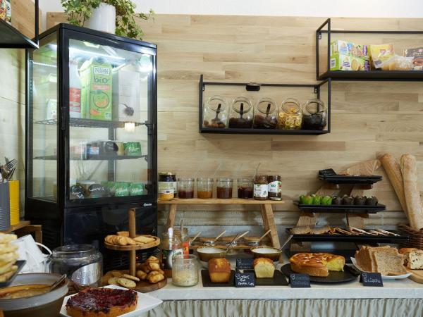 Logis Hôtel Le Rodin : photo 10 de la chambre chambre quadruple - vue sur jardin