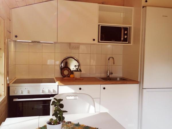 Timber cottages with jacuzzi and sauna near lake Vänern : photo 8 de la chambre chambre double