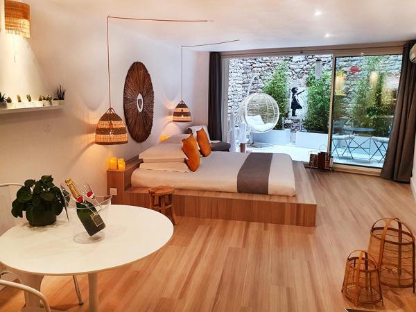 Suite 6 : photo 5 de la chambre chambre lit king-size avec baignoire spa