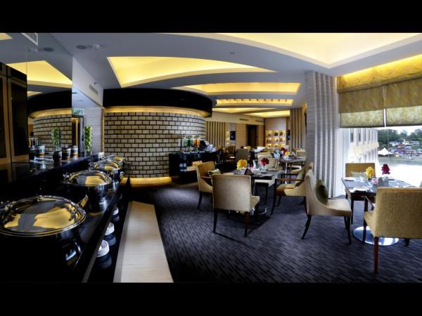 Grand Margherita Hotel : photo 2 de la chambre executive deluxe - king bed (river view)