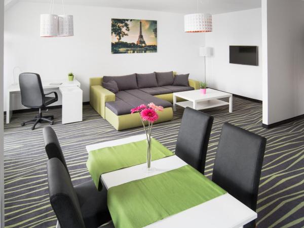 Rubin Wellness & Conference Hotel : photo 6 de la chambre appartement avec balcon