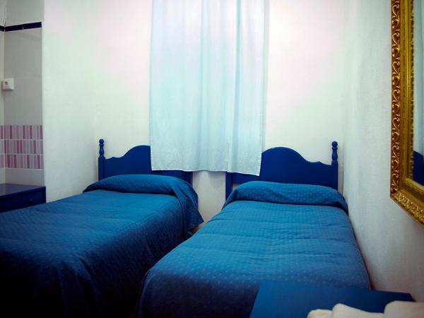 Pensión Santa María la Blanca : photo 7 de la chambre chambre lits jumeaux avec salle de bains privative