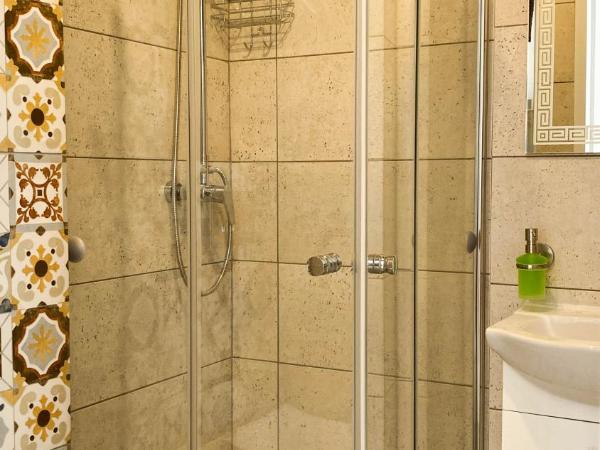 Villa K2 : photo 4 de la chambre chambre lit queen-size avec balcon