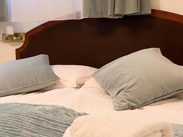 Villa K2 : photo 2 de la chambre chambre double avec salle de bains privative