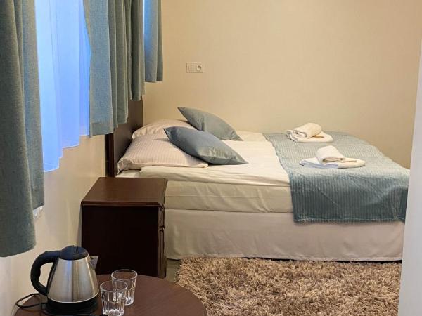 Villa K2 : photo 1 de la chambre chambre double avec salle de bains privative