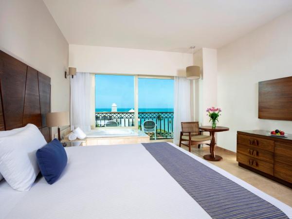 Crown Paradise Golden All Inclusive Resort - Adults Only : photo 1 de la chambre suite avec jacuzzi