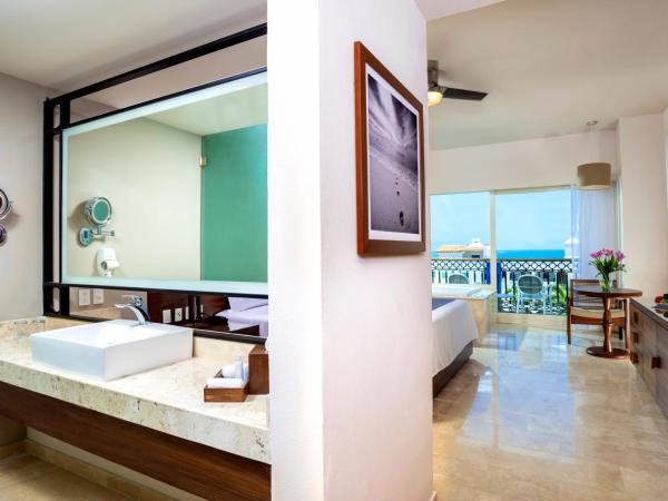 Crown Paradise Golden All Inclusive Resort - Adults Only : photo 4 de la chambre suite lit king-size