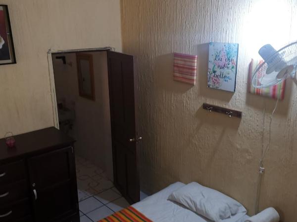 Hostal Guadalajara : photo 1 de la chambre chambre lits jumeaux avec salle de bains privative