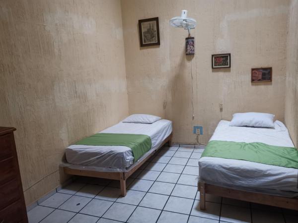 Hostal Guadalajara : photo 4 de la chambre chambre quadruple Économique avec salle de bains commune