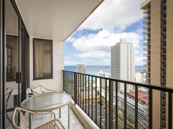 Aston at the Waikiki Banyan : photo 4 de la chambre suite 1 chambre avec vue partielle sur l'océan