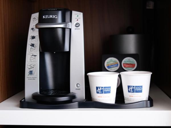 Holiday Inn Express Waikiki, an IHG Hotel : photo 2 de la chambre chambre lit king-size deluxe - vue sur ville