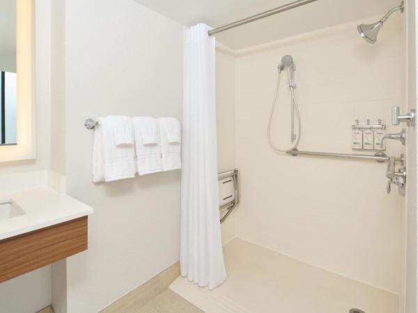 Holiday Inn Express Waikiki, an IHG Hotel : photo 3 de la chambre chambre lit queen-size pour personnes à mobilité réduite avec douche accessible en fauteuil roulant - non-fumeurs