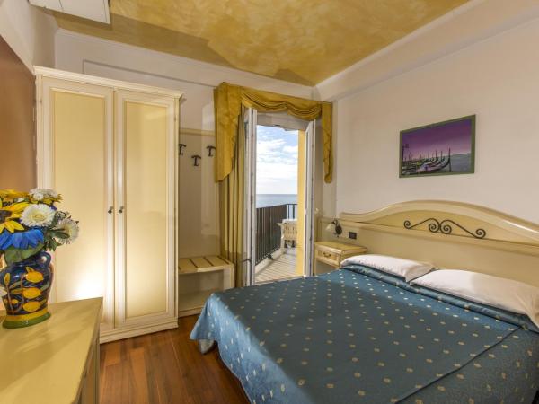 Hotel Mondial : photo 4 de la chambre chambre double ou lits jumeaux - vue sur mer