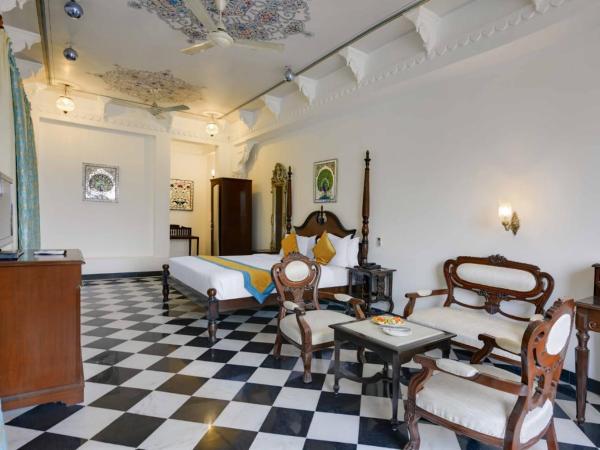 Swaroop Vilas - Lake Facing Boutique Hotel : photo 1 de la chambre suite junior avec balcon