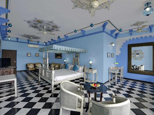 Swaroop Vilas - Lake Facing Boutique Hotel : photo 2 de la chambre suite lit king-size avec balcon