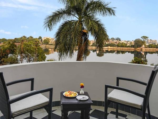 Swaroop Vilas - Lake Facing Boutique Hotel : photo 3 de la chambre suite lit king-size avec balcon