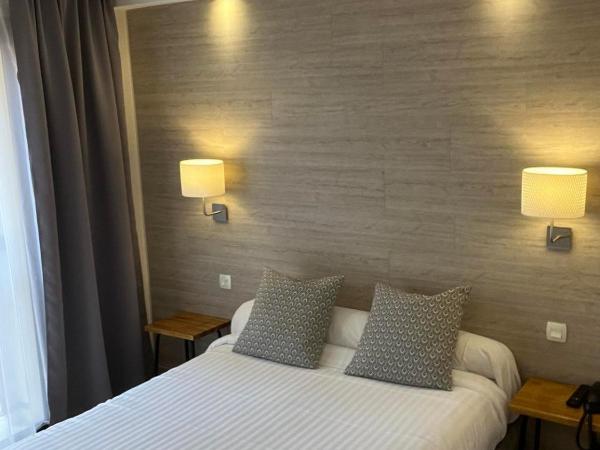 Au Bec Fin Hôtel : photo 1 de la chambre chambre double avec salle de bains privative