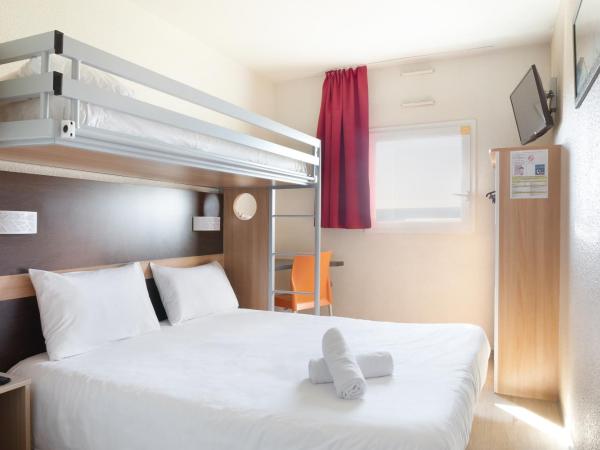 Premiere Classe Nice - Promenade des Anglais : photo 1 de la chambre chambre triple avec 1 lit double et 1 lit simple