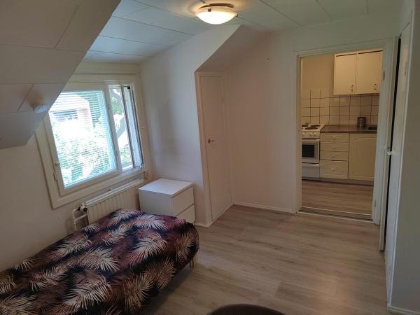 Kalle's unluxury guest house Aircon 15min city center by train : photo 3 de la chambre chambre simple avec toilettes et douche communes