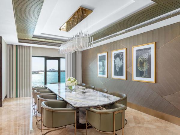 Taj Exotica Resort & Spa, The Palm, Dubai : photo 5 de la chambre suite présidentielle 4 chambres avec accès au salon club, goûter et cocktails en soirée - vue sur mer