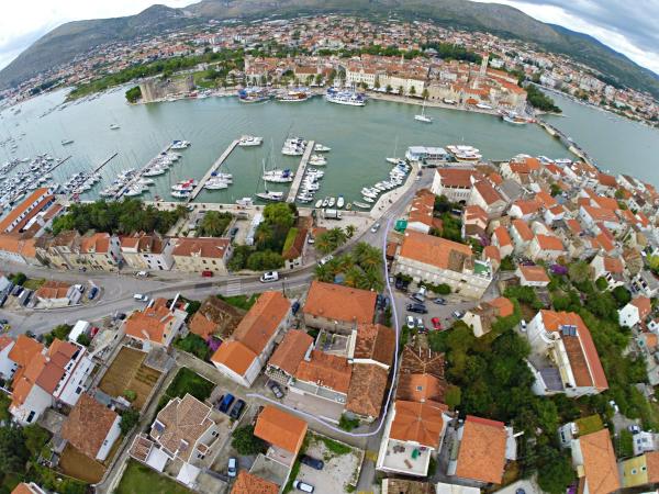 Villa Lučica Trogir : photo 8 de la chambre chambre double ou lits jumeaux avec balcon