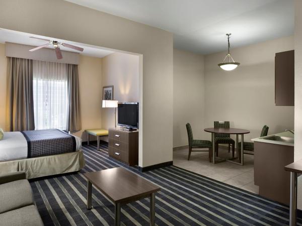 Sky Point Hotel & Suites - Atlanta Airport : photo 4 de la chambre chambre lit king-size exécutive avec baignoire spa