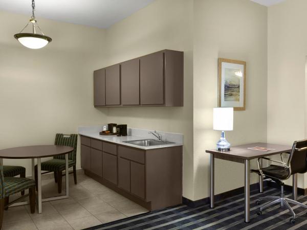Sky Point Hotel & Suites - Atlanta Airport : photo 5 de la chambre chambre lit king-size exécutive avec baignoire spa