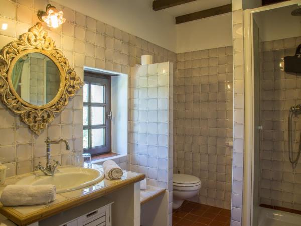 chambres d hotes Le Mas Julien piscine chauffée adult only : photo 5 de la chambre chambre double - vue sur jardin (mireille)