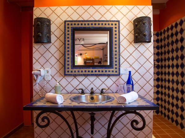 chambres d hotes Le Mas Julien piscine chauffée adult only : photo 7 de la chambre chambre double - vue sur jardin (titouan)