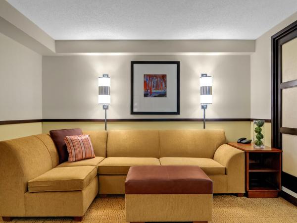 Hyatt Place Fort Lauderdale Cruise Port & Convention Center : photo 1 de la chambre chambre avec 2 lits doubles et canapé-lit