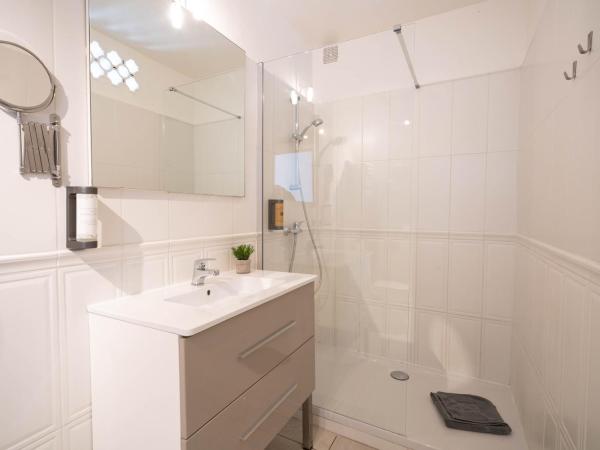 Hôtel Le Méditerranée : photo 4 de la chambre chambre quadruple