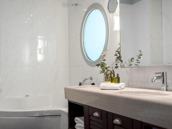 The Athenian Callirhoe Exclusive Hotel : photo 3 de la chambre chambre double ou lits jumeaux avec lit d'appoint (3 adultes)