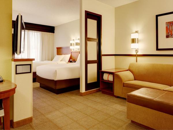 Hyatt Place Fort Lauderdale Cruise Port & Convention Center : photo 2 de la chambre chambre avec 2 lits doubles et canapé-lit