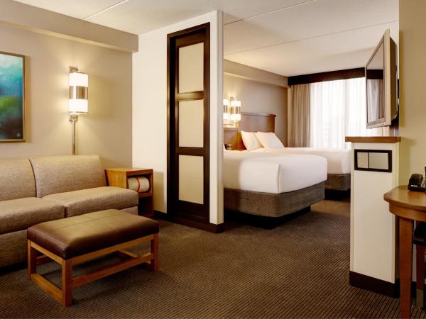 Hyatt Place Fort Lauderdale Cruise Port & Convention Center : photo 4 de la chambre chambre avec 2 lits doubles et canapé-lit