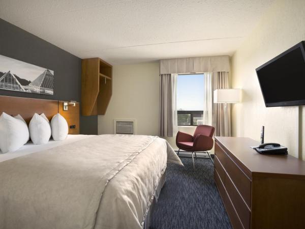 Travelodge by Wyndham Edmonton West : photo 1 de la chambre suite lit king-size deluxe - non-fumeurs