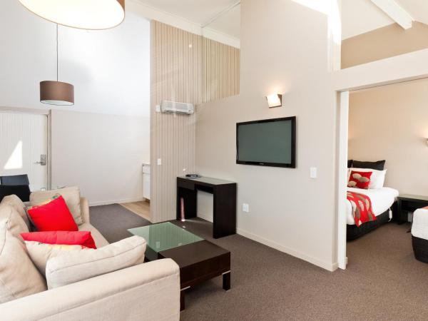 Belmont Motor Inn : photo 5 de la chambre suite 1 chambre lit king-size avec baignoire spa