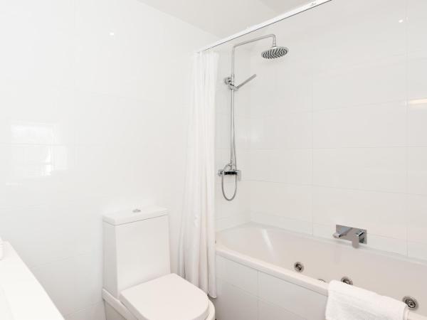 Belmont Motor Inn : photo 10 de la chambre suite 1 chambre lit king-size avec baignoire spa