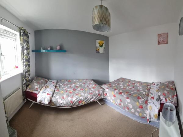 Queens Rooms, a Perfect Stay, Next to Shopping Parks and Central Manchester : photo 4 de la chambre petite chambre lits jumeaux